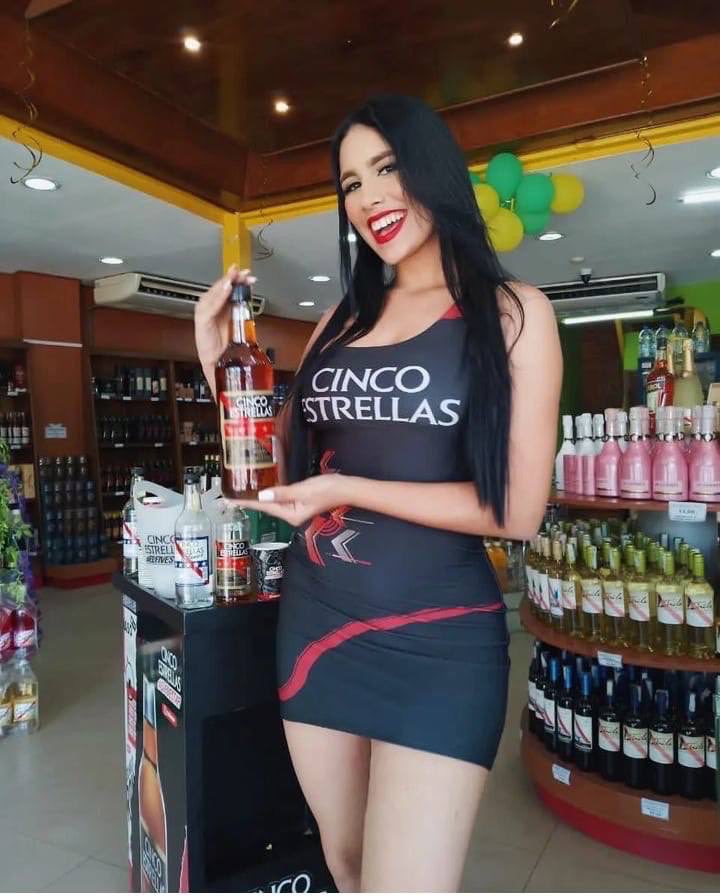 models_T17's tweet photo. Hoy toca impulsar vinos  y licores en centros de distribución y Restaurares 
🍾🍷#cincoestrellas #licores #edecanesaaa #tnmodelspremium https://t.co/QSWkHIPoY3
