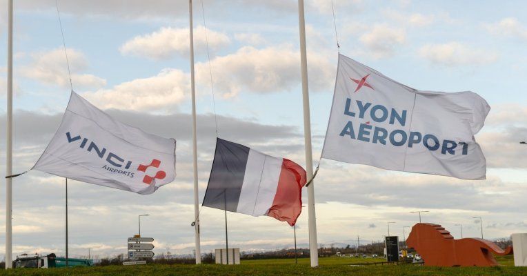 force_ouvriere's tweet image. À l’aéroport de Lyon, les agents de sûreté dans le flou après le changement de prestataire

Des différends opposent ancienne entreprise et nouveau presta sur la reprise des #salariés et sur le maintien de leurs #droits. FO est aux côtés de ces salariés.
&amp;gt;&amp;gt;force-ouvriere.fr/a-l-aeroport-d…