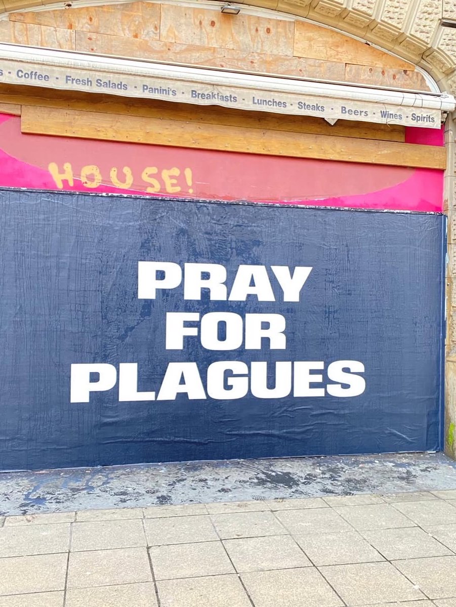 downstagebra's tweet photo. Alô fãs de Bring Me The Horizon... alguns lambes escrito Pray For Plagues foram encontrados na cidade de Manchester...

Rumores suspeitam que tenha algo a ver com o festival Outbreak, que possui a mesma fonte e acontece na cidade. Estaria a banda preparando algo comemorativo? 👀

As fotos foram compartilhadas pela Kerrang.