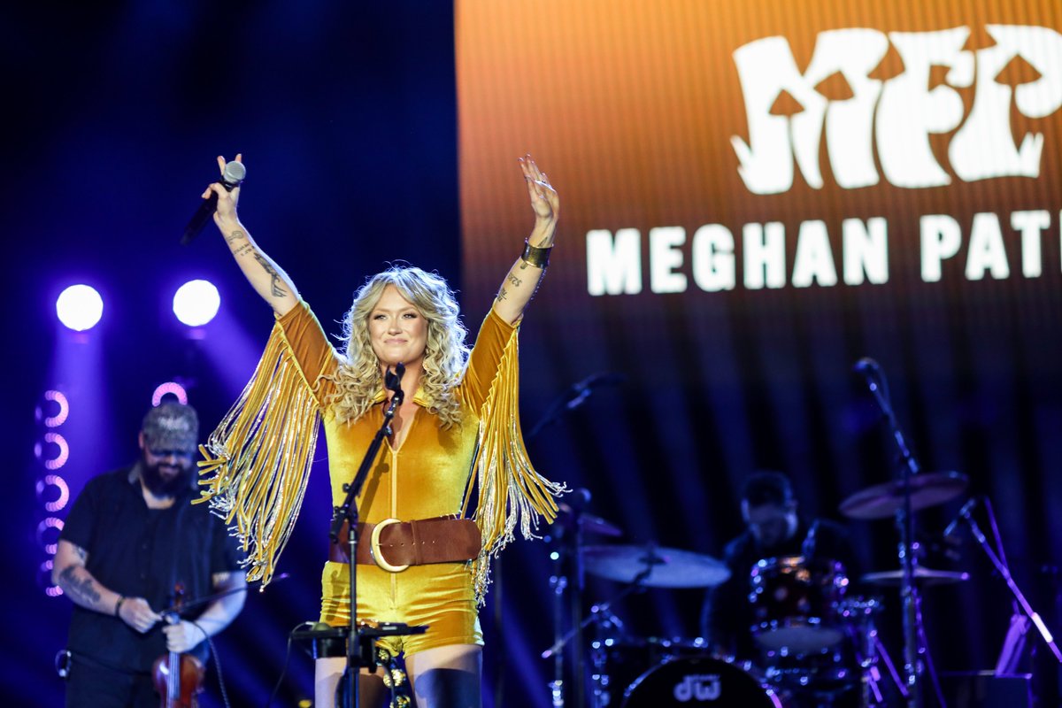CRSOfficial's tweet image. We could listen to @MegPatrickMusic  all day! Throw back to her incredible New Faces performance! #meghanpatrick #countrymusic #newfaces #countryradio #crs2026