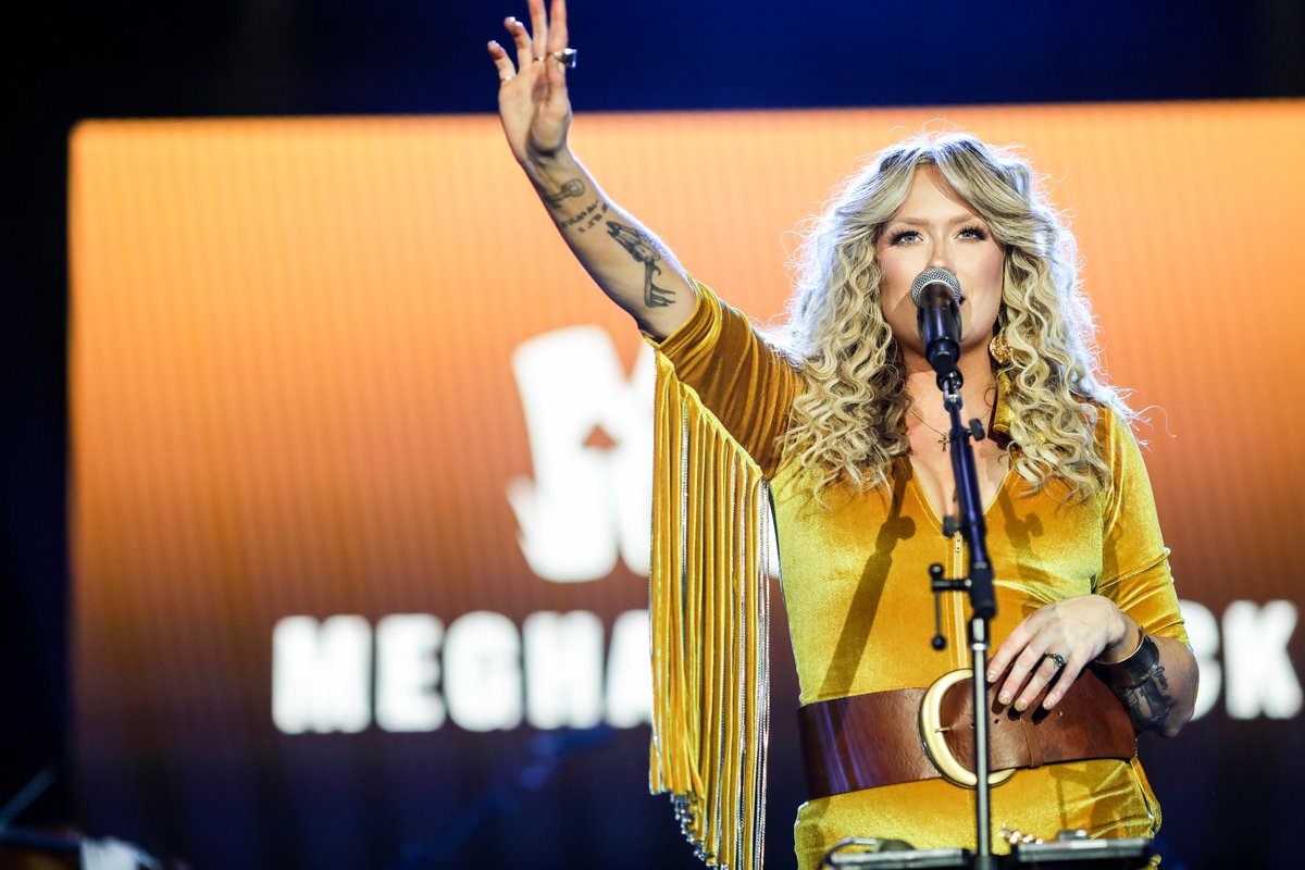 CRSOfficial's tweet image. We could listen to @MegPatrickMusic  all day! Throw back to her incredible New Faces performance! #meghanpatrick #countrymusic #newfaces #countryradio #crs2026