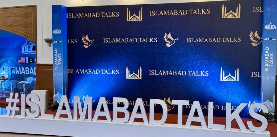 #AttaTarar 
پاکستان کی میزبانی میں ہونے والے امریکہ -ایران مذاکرات کی انٹرنیشنل کوریج خوش آئند لیکن پاک - بھارت جنگ کے دوران مثالی کردار ادا کرنے والے نیشنل و ریجنل میڈیا کی اہمیت کم نہیں ہونی چاہئے۔  ہر بڑی خبر پاکستانی میڈیا کے ذریعے بریک ہونی چاہئے تاکہ انٹرنیشنل میڈیا وہ خبر