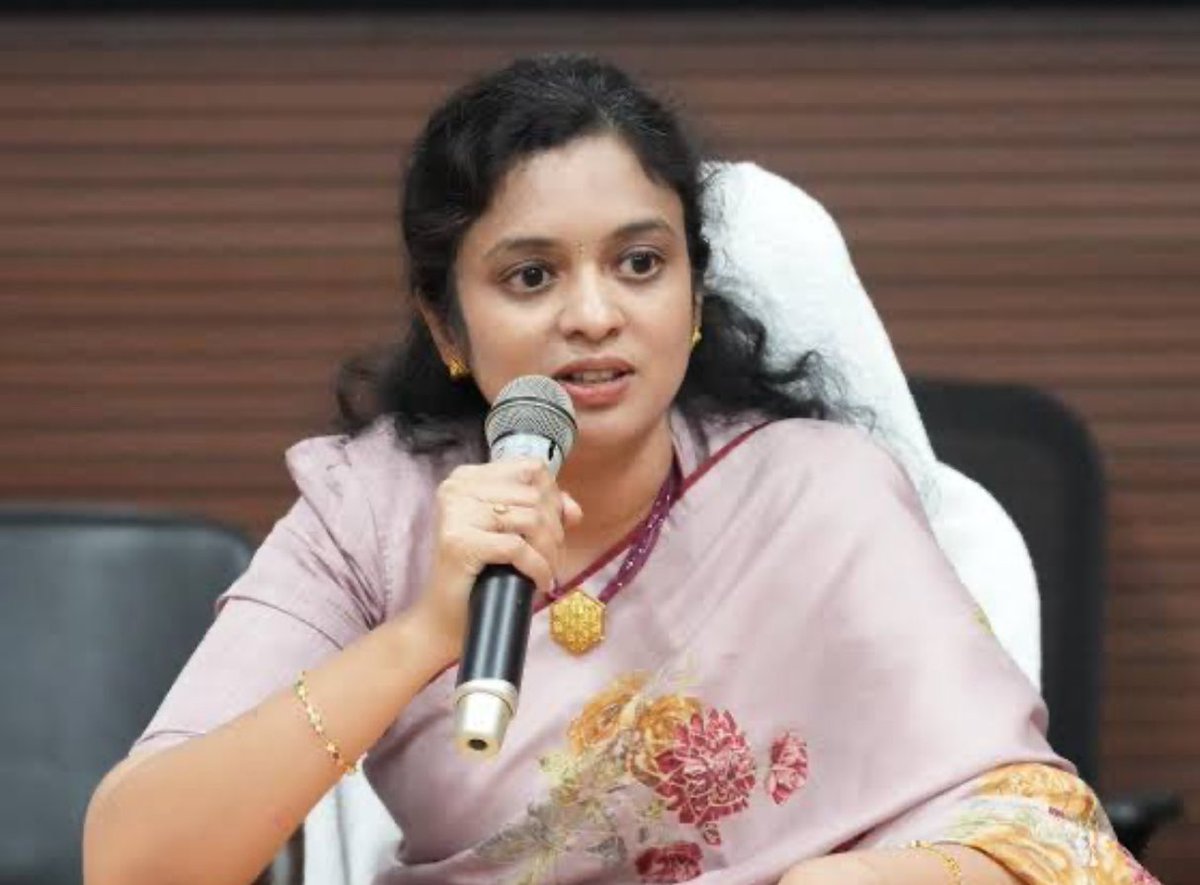 IPRTelangana's tweet image. 📌 Channels with Hyderabad-based studios broadcasting at local/district levels can apply for both state &amp;amp; district accreditation

📌 District-level studio channels can apply in their respective districts

📌 Last date: 17th of this month

Commissioner of the Information and