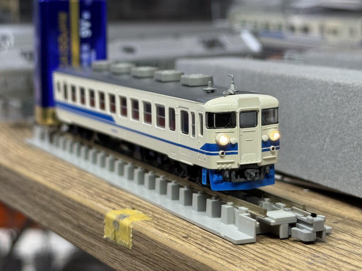 Pon_z435's tweet image. TOMIX 475系 北陸本線 新塗装
かなり美品でジャンクだったので買っちゃいました。自作の室内灯？も入ってたので室内表現やりますか……
#buynow