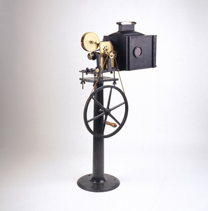 RealPreCinema's tweet image. 1896
THE THEATROGRAPH
ROBERT WILLIAM PAUL (1869-1943)
Paul displays his Theatrograph projector / camera at Finsbury Technical College, London. He made many short films as well as newsreel footage of the Royal Family. 

For a time, Paul's Theatrograph was the most popular