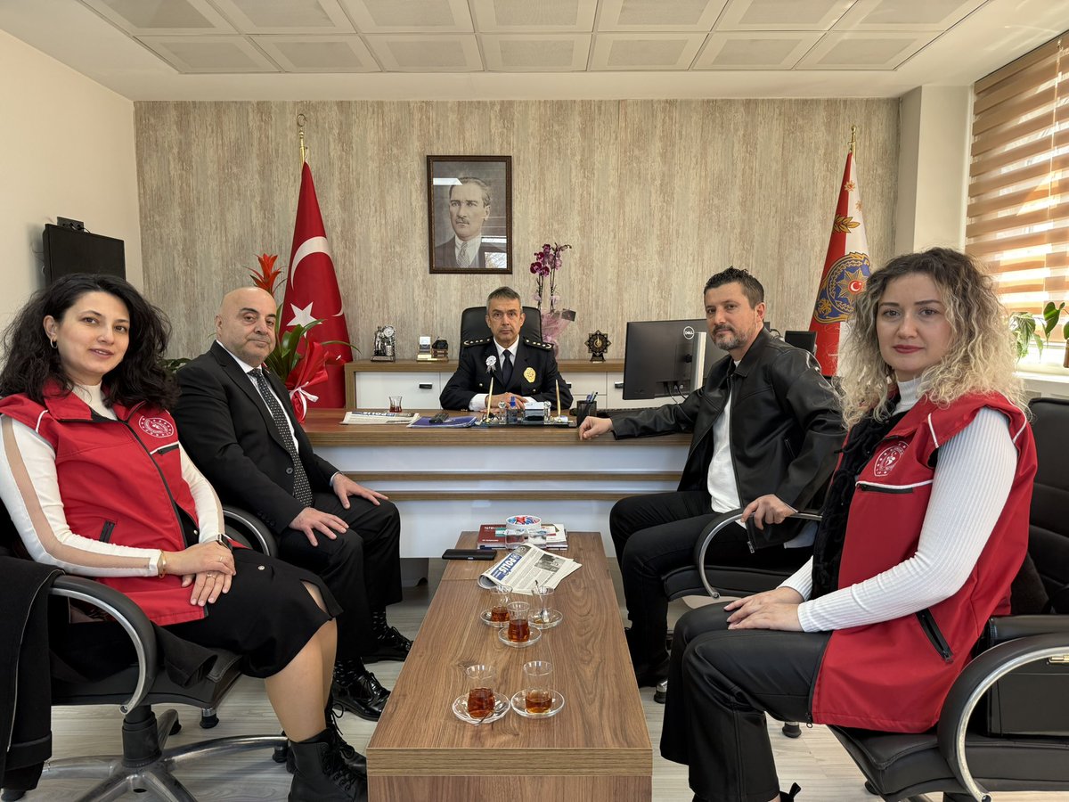 Kilimli_GM's tweet photo. Türk Polis Teşkilat’ının 181. Yıl Dönümü kapsamında, Kilimli Gençlik ve Spor İlçe Müdürü Sn. Zafer CAN, Gençlik Merkezi Müdürü Sn. Mustafa AKILLI ile birlikte, Kilimli İlçe Emniyet Müdürü Sn. Cengiz SİVRİ’yi ziyaret ettik 🇹🇷🇹🇷 https://t.co/Dh2LaRtHbR