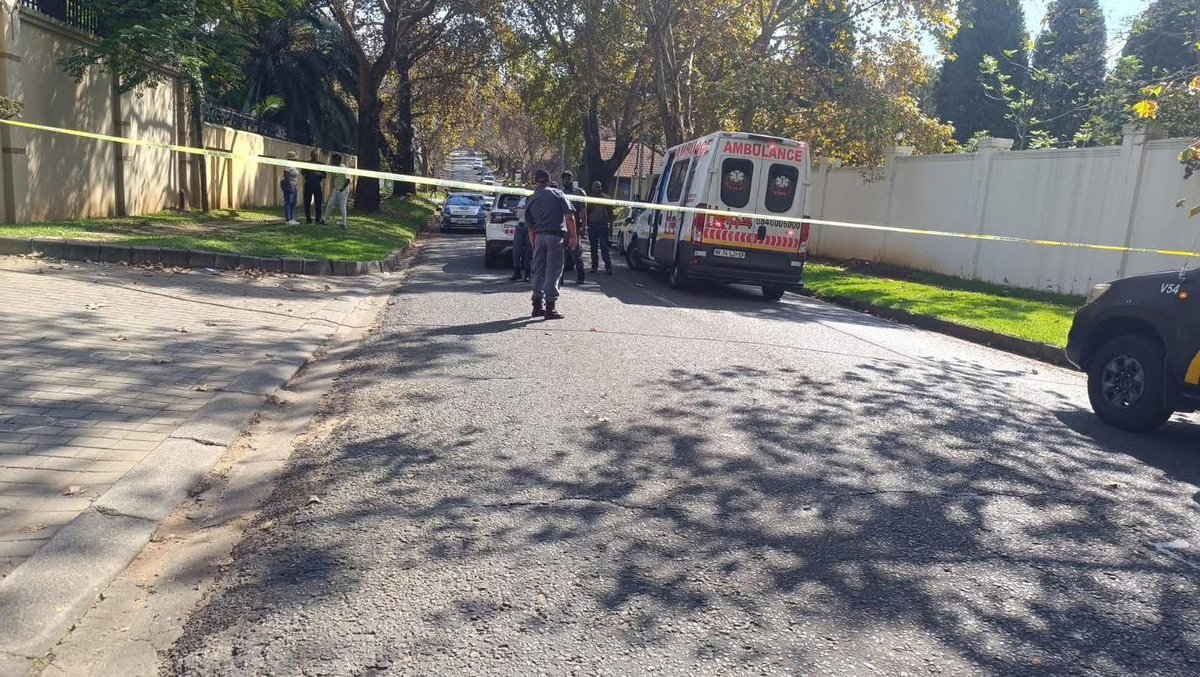 lnnocent191535's tweet photo. 🛑🚨 11th Avenue, Houghton (between 5th & 6th Street) CLOSED due to shooting incident.
Avoid area, use alternative routes .
#Houghton #RoadClosure
#Johannesburg https://t.co/LZUNgo0dIF