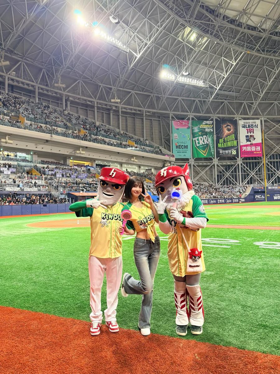 DC_JOY_'s tweet image. 260410 둥스타그램 (2) 18P 🍀🐥⚾️

키움 춘배유니폼 조이공주 폰카📱
bgm CLOVER &amp;gt;&amp;gt; 센스쟁이 공주🍀
instagram.com/p/DW9D912Etf2/

#키움히어로즈 #조이 #JOY @RVsmtown