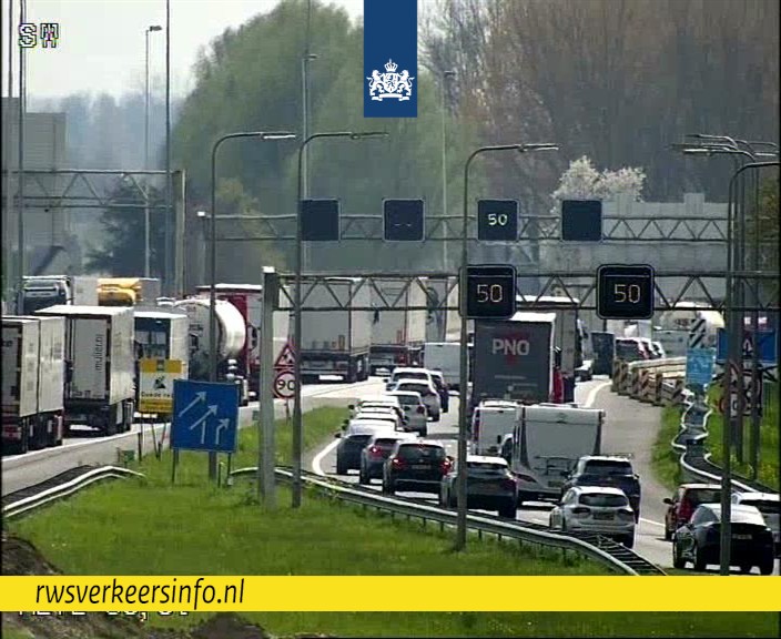 RWSverkeersinfo's tweet image. Rond dit tijdstip is de vrijdagmiddagspits gemiddeld gezien op het hoogtepunt. Er staat momenteel 360 km file in het land, zonder echt opvallende zaken. Grootste vertragingen zijn zoals vaker op de #A2 en #A27 richting het zuiden. Compleet overzicht op rwsverkeersinfo.nl