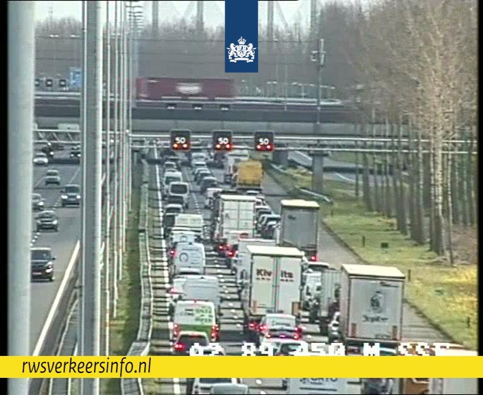 RWSverkeersinfo's tweet image. Rond dit tijdstip is de vrijdagmiddagspits gemiddeld gezien op het hoogtepunt. Er staat momenteel 360 km file in het land, zonder echt opvallende zaken. Grootste vertragingen zijn zoals vaker op de #A2 en #A27 richting het zuiden. Compleet overzicht op rwsverkeersinfo.nl