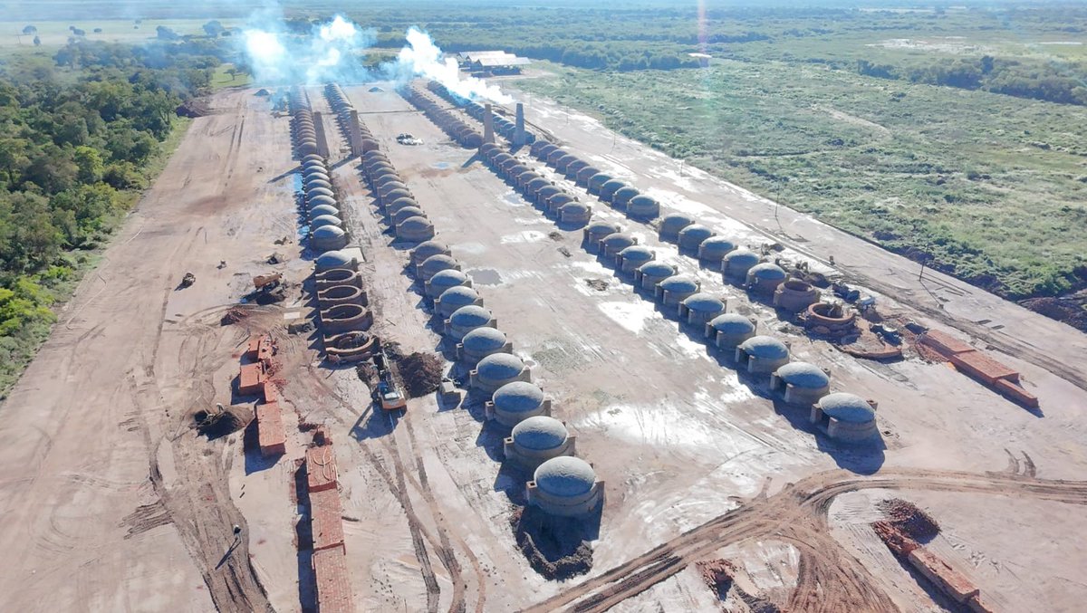 🏭 El Parque Industrial Carbonero continúa consolidando su desarrollo productivo en Formosa. El proyecto alcanza un importante nivel de ejecución, con 147 hornos industriales finalizados de un total de 160 previstos, consolidando una infraestructura estratégica que permite