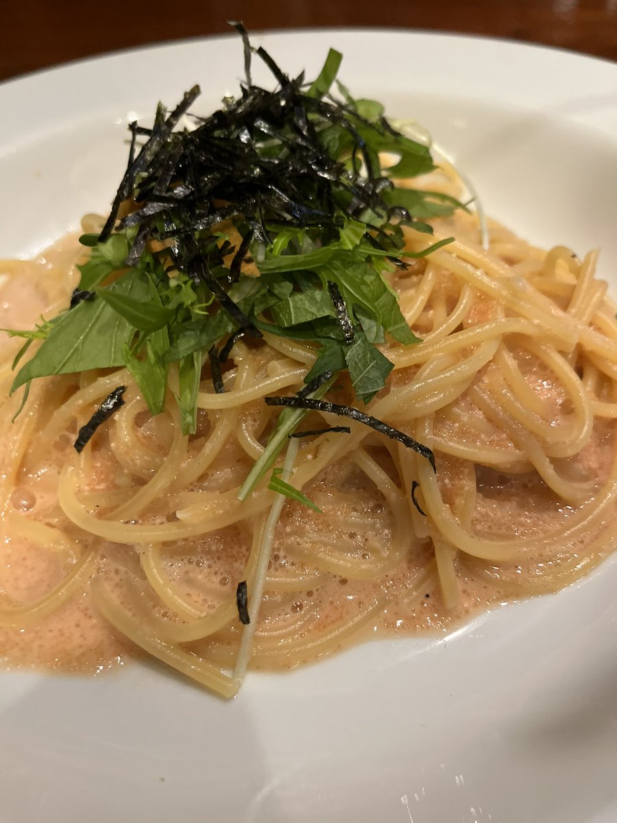 最近良く大阪に行っています。美味しいお店がいっぱいでいつも美味しいもの祭りしてしまう。イタリアン40年のシェフのお店の特製明太子パスタをいただきました。桜と大阪城！（はら）