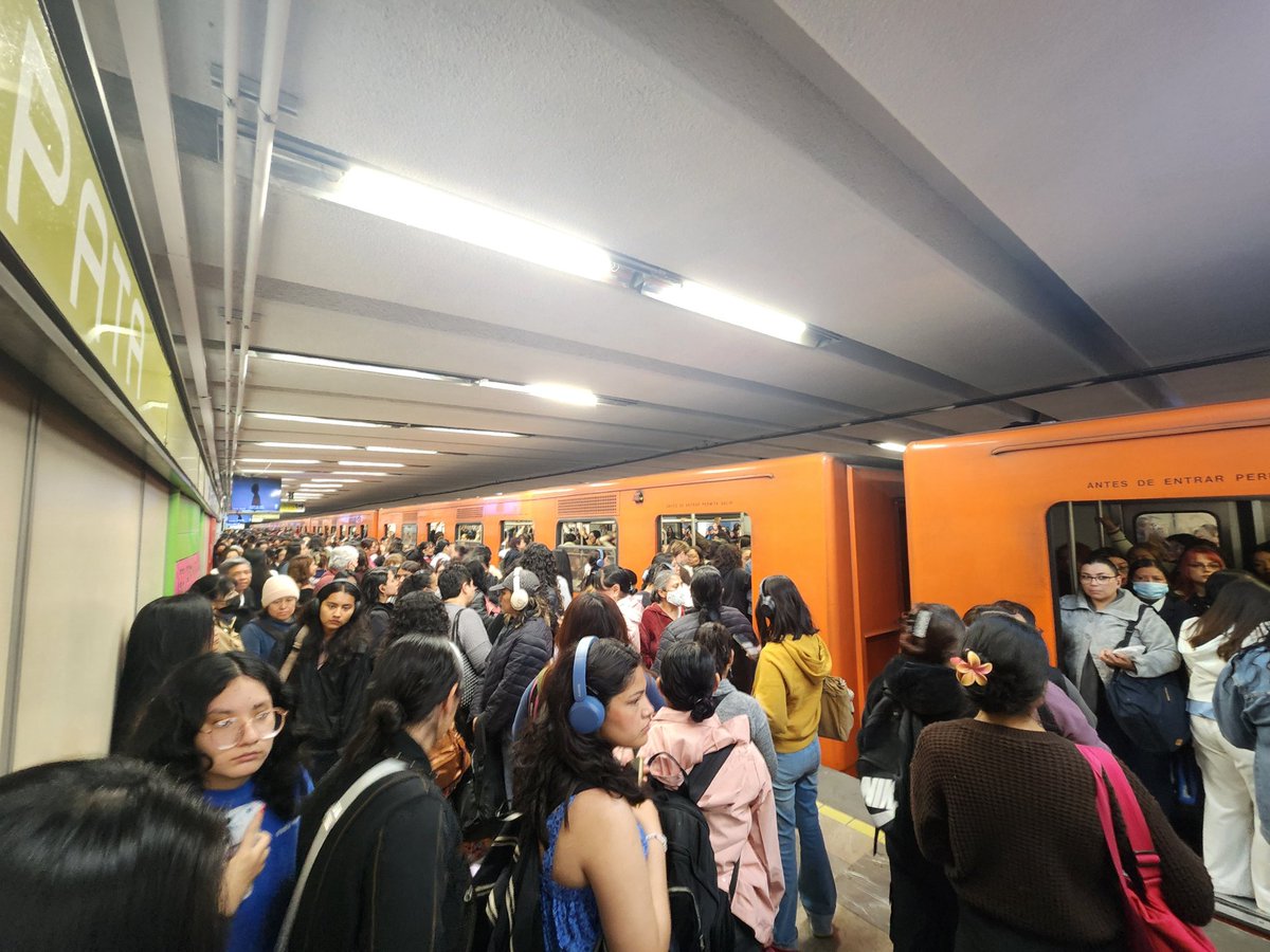 reynisapaz's tweet photo. @MetroCDMX Detenido en #Zapata dirección #Universidad #L3 y así ha estado toda la semana y no vocean nada @MetroCDMX @telediario @LaSEMOVI https://t.co/N7NePSPJtK