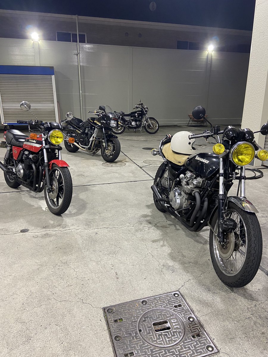 久しぶりにKawasaki4台で走ろうとしたのよ
出発して3分でナイツー終了しました。