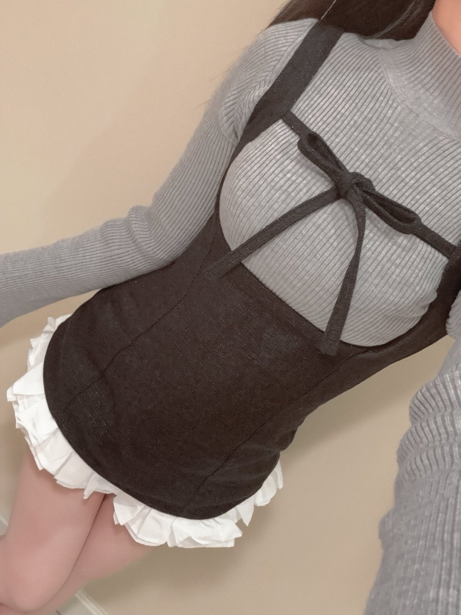 goro_9n_K's tweet photo. この後から26:00まで🈳です😎

これはつぐみちゃんの
えろ私服です🥰笑

華金だよ〜う😳雨やんでるっぽいね☔️楽しも💕︎

@AQ0717AQ https://t.co/wcTYyhHCHl