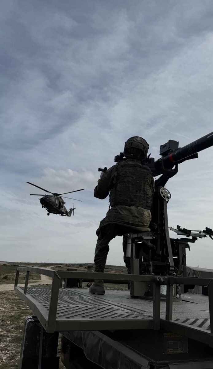 FUTER_ET's tweet photo. La integración de la maniobra terrestre con el Sistema de Defensa Aérea es clave para la defensa antiaérea.
En el Ex. 'Escudo Mistral', liderado por el #RAAA71, las unidades Mistral han integrado sus fuegos con la maniobra frente al enemigo aéreo.
#MAAA
#SomostuEjército https://t.co/n31im9Hoor