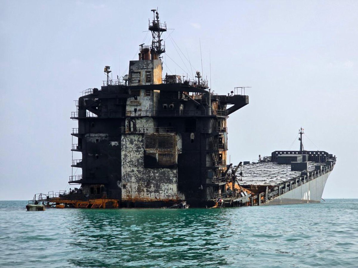 front_ukrainian's tweet image. ❗️The 🇮🇷IRGC Navy's floating base Shahid Mahdavi ("Shahid Mahdavi"), hit by 🇺🇸US strikes and in a semi-sunken state.