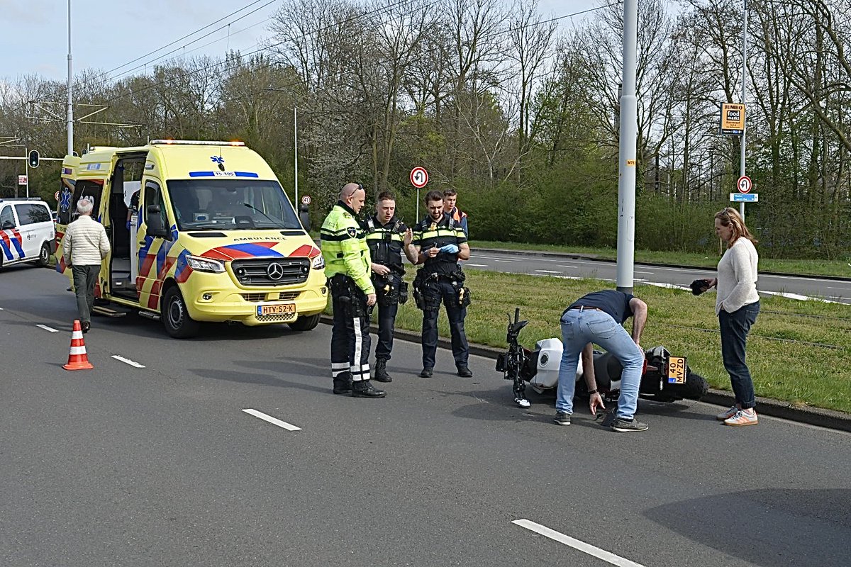 Luvri84's tweet photo. Wederom raak op de #Noordsingel in #Leidschendam. Ditmaal een motorrijder die crasht na op zijn voorganger te botsen. Slachtoffer met spoed vervoerd. https://t.co/M7EBGGflL1