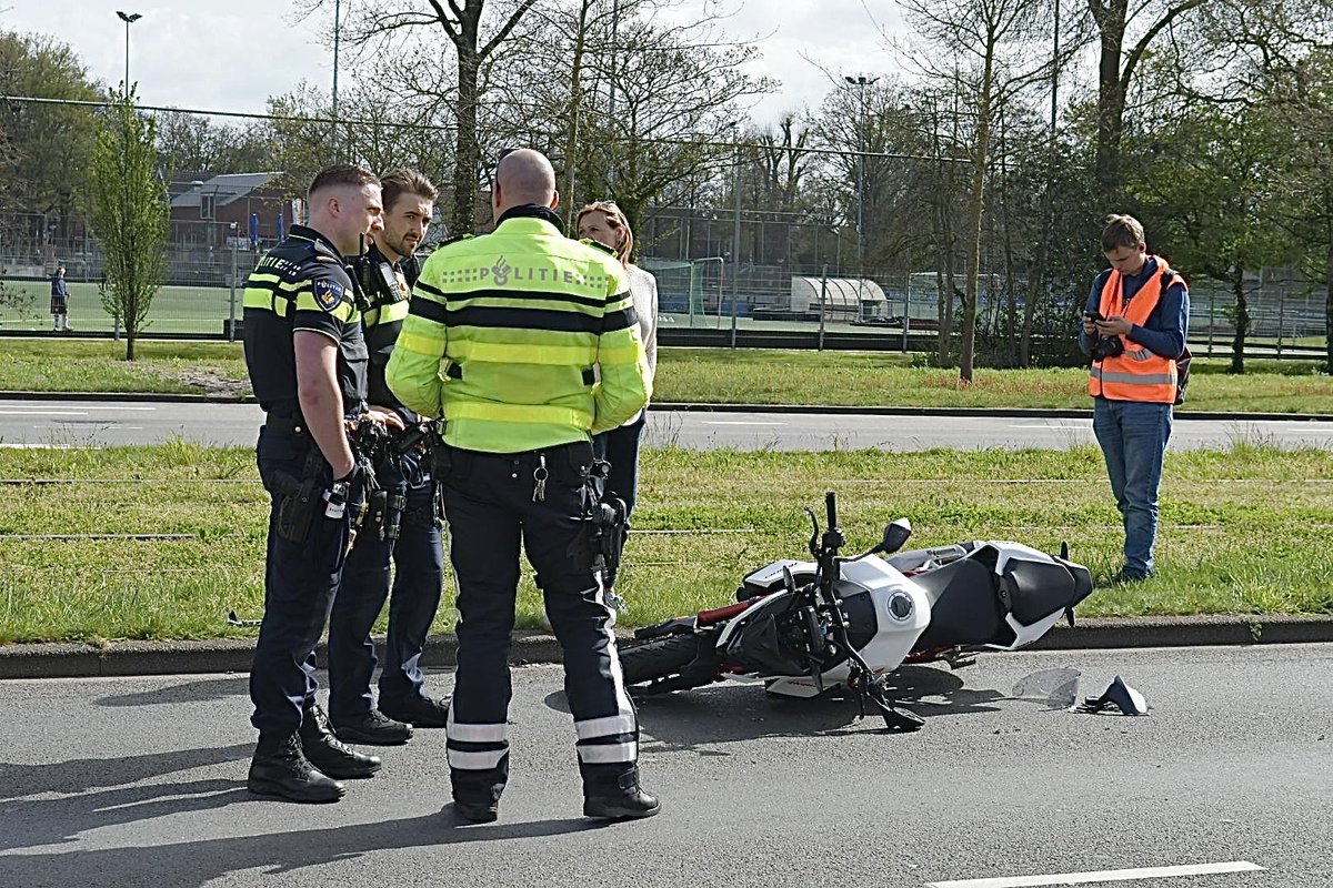 Luvri84's tweet photo. Wederom raak op de #Noordsingel in #Leidschendam. Ditmaal een motorrijder die crasht na op zijn voorganger te botsen. Slachtoffer met spoed vervoerd. https://t.co/M7EBGGflL1