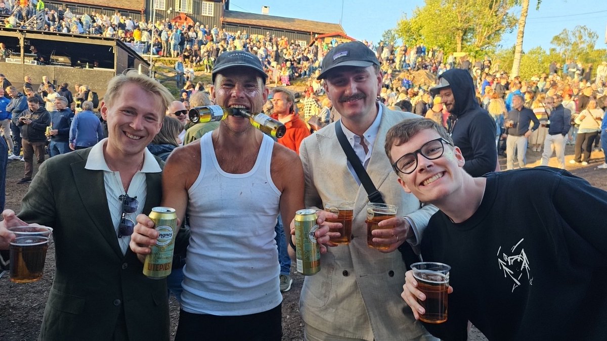 Et_smartere_liv's tweet photo. Fest i dag da ๐
Broen min og bandet hans ๐๐ฐ๐ข๐ง๐ '๐๐ญ spiller pรฅ Gamla i dag*. Blir kult ๐
Kommer nok til รฅ bli jรฆvla #fyllesjuk.
*Bla finalen i MGP 2023 + sang med Carina Dahl i fjor ๐ถ https://t.co/q8q0gClh0I