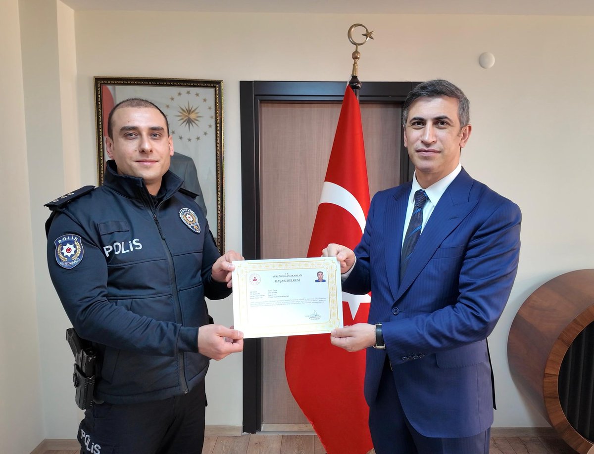 mehmet1aksu's tweet photo. "𝟏𝟎 𝐍𝐢𝐬𝐚𝐧 𝐏𝐨𝐥𝐢𝐬 𝐆𝐮̈𝐧𝐮̈" vesilesiyle Köprübaşı Polis Merkezimizi ve Yüreğir İlçe Emniyet Müdürlüğümüzü ziyaret ederek, ilçemizin huzuru ve asayişi için omuz omuza çalıştığımız mesai arkadaşlarımızla bir araya geldim.

​Bu anlamlı günde, mesai mefhumu gözetmeksizin fedakarca çalışan değerli mesai arkadaşlarıma Başarı Belgelerini takdim etmenin mutluluğunu yaşadım. Vatandaşımızın can ve mal güvenliği için özveriyle görev yapan tüm emniyet mensuplarımızın 10 Nisan Polis Günü'nü yürekten kutluyor, görevlerinde üstün başarılar diliyorum.