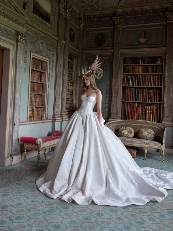 LaModeUnknown's tweet image. The palace FANTASY by ✨️Galia Lahav✨️ Bridal Spring/Summer 2027 — ALL the looks in a thread.🪡🧵

PS: aristocratic corsets, porcelain lace, cathedral-veils and royal garden grandeur.