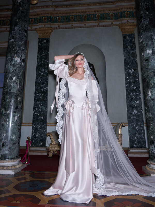 LaModeUnknown's tweet image. The palace FANTASY by ✨️Galia Lahav✨️ Bridal Spring/Summer 2027 — ALL the looks in a thread.🪡🧵

PS: aristocratic corsets, porcelain lace, cathedral-veils and royal garden grandeur.