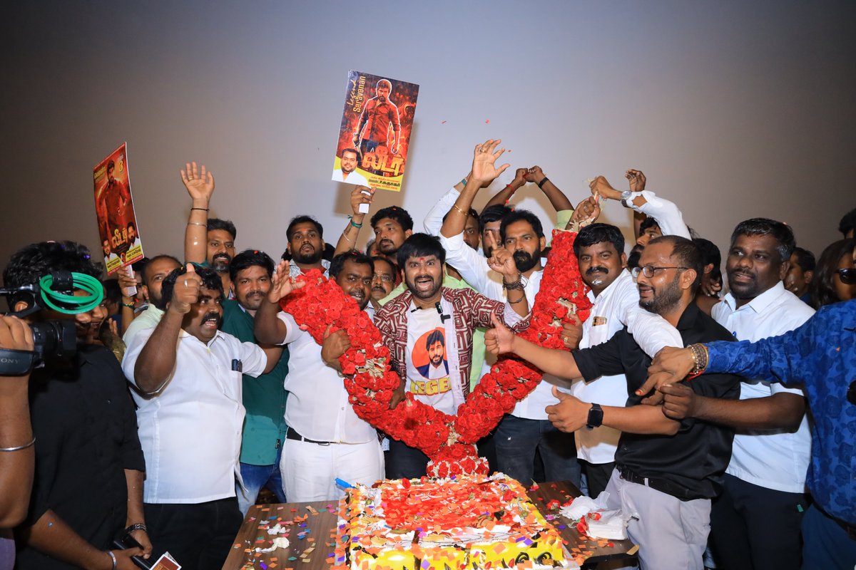 onlynikil's tweet image. When fans celebrate, records follow ❤️‍🔥

The celebration continues into the second week for #Leader 🥳💥

@thelegendoffl #LegendSaravanan #லீடர் ❤️‍🔥

#LeaderRunningSuccessfully

Starring: @yoursthelegend 🔥
A @Dir_dsk Directorial 🎬
A @GhibranVaibodha Musical 🎵

🎟️ Book your