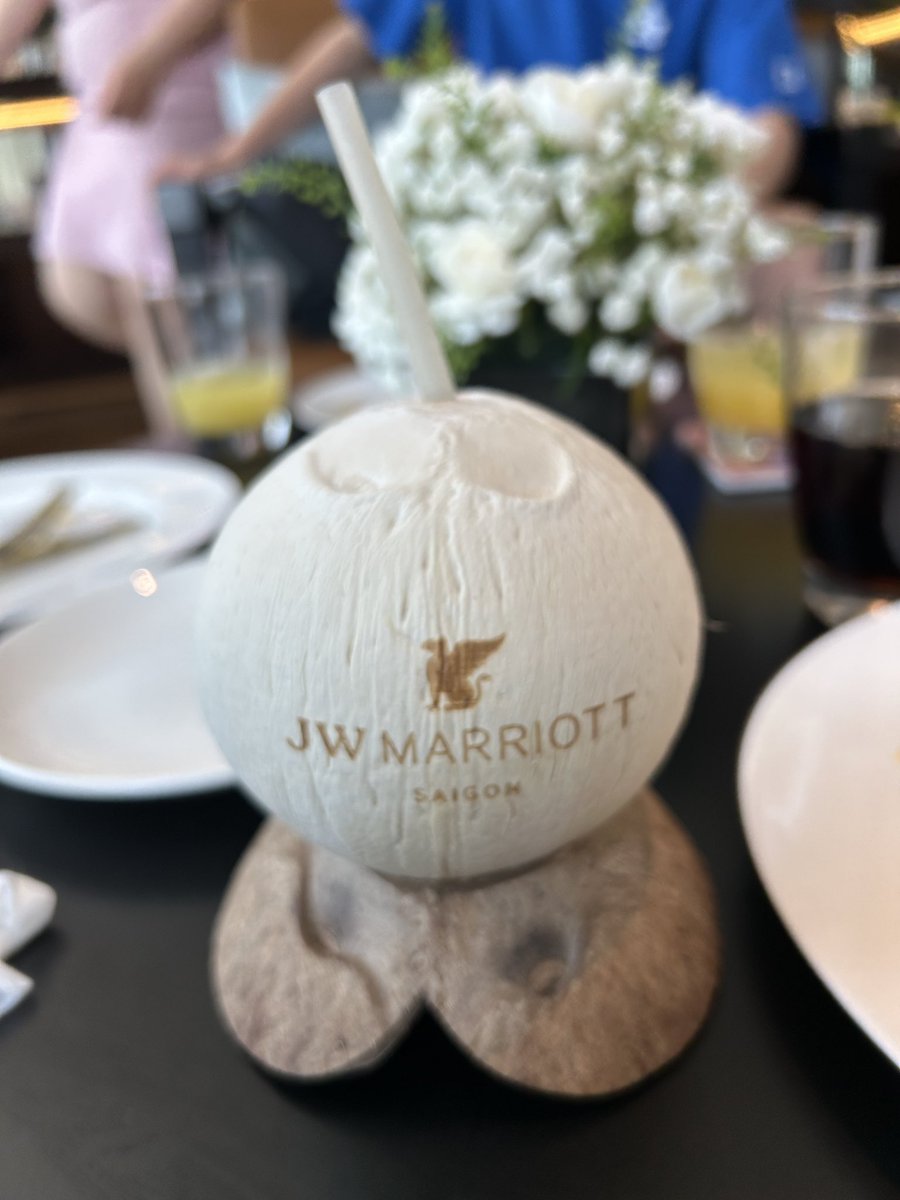 cffmtr's tweet photo. 先日、トランジットで立ち寄ったホーチミン

子連れ家族4人、JWマリオットサイゴンでラウンジ全員無料を確約してくれた！

通常2名までの特典を、事前に相談したら『ご家族全員どうぞ』と。この一言で宿泊費が数万円浮いた計算。
子連れプラチナには聖地すぎる。

📍JW Marriott Hotel &amp; Suites Saigon https://t.co/G51etcAAsu