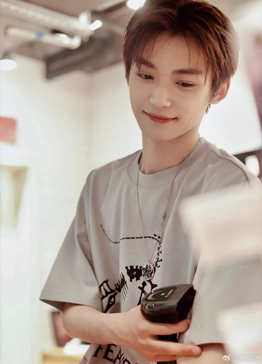 zpverse's tweet photo. i’d melt if i saw this man at the counter https://t.co/VxQ860Zytt