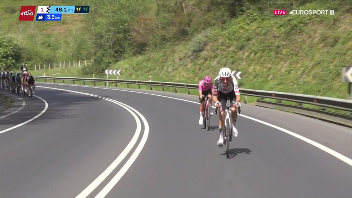 TopCiclista's tweet image. De nuevo ataca Soler, pero esta vez se lleva un compañero de su estilo: Ben Healy.

Además de Skjelmose, Ben Tulett es el otro damnificado de la general a 2'20'', a ambos se les vio bien las etapas anteriores🤷‍♂️.

7 ciclistas 🇪🇸españoles de los 19 del grupo.👏
🏁46 km #Itzulia2026