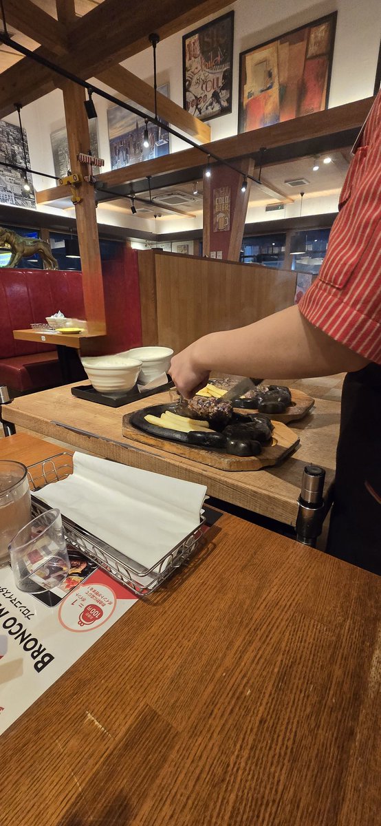 LacusUltimatia's tweet photo. 2026.4.10
仕事終わりで　#ブロンコビリー　で夕食
同僚I氏と同じブロンコおじさんのこだわり炭焼きがんこハンバーグ
とサラダバーとドリンクバー　サラダバーも種類が豊富でドリンクバーも10種類以上あり
ティラミスも旨かった。初回アプリ登録でプレミアムドリンクバーが無料ですよ。 https://t.co/8JK6gmcUn6