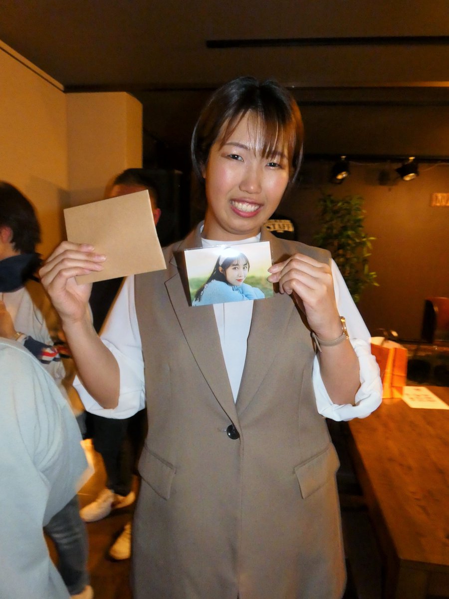 xm456maBu2v9WPR's tweet photo. #TrueFace
#人の気も知らないで
物販のランダムブロマイド。
自分と、キャスト3人で
1枚ずつ引いて貰った結果・・
キャストのソロ、それぞれ1枚。
集合1枚と。
見事に被らない奇跡🥰
サイン入りが無かったのは残念ですが😢 https://t.co/sPLA3yV2YA