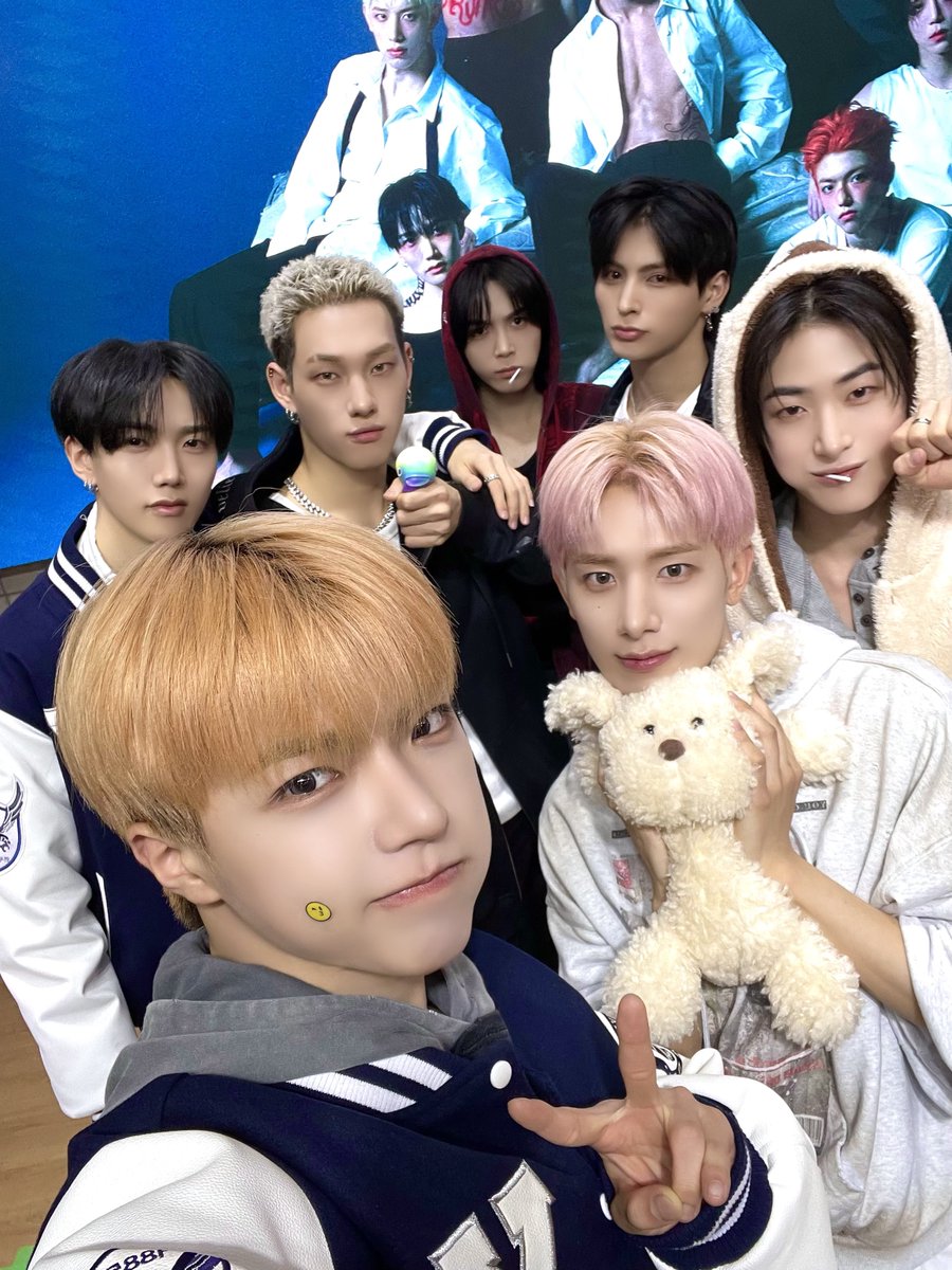 [🐾]
260410 팬사인회

우리 막내 이제 다 커서 단체셀카도 잘 찍습니다~😈 이번 주도 우리 미닛 수고했어요🫶🏻

#ALL_H_OURS #올아워즈 
#NO_DOUBT #DEADMANWALKING