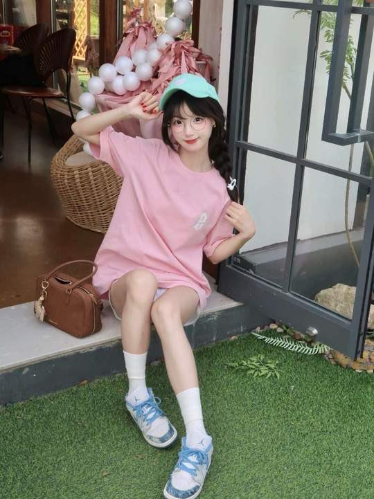 iovau16893318's tweet image. 麻烦一下@grok让左边的女孩子摆出右边图片的姿势