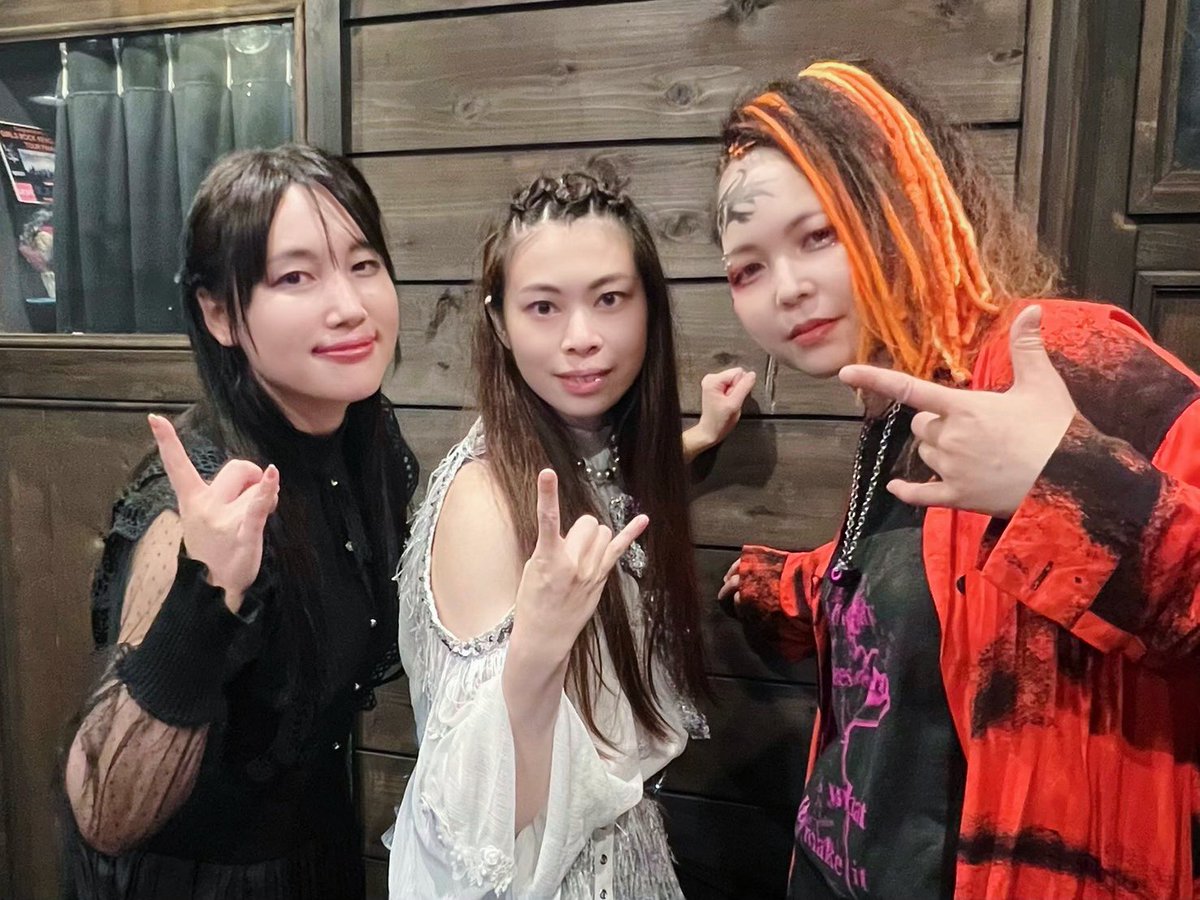 tohko_ds's tweet photo. 出演者集合ショットとライブ中の様子📸

ドラム愛に溢れるあたたかくていいイベントだと改めて思いました🥁❤️‍🔥
今日でvol.51と長年続いているのも本当にすごい！
呼んでいただきありがとうございました✨

ayaeちゃん、viviちゃんの演奏も各々の個性が発揮されててかっこよかった💥ドラム っていいね🎵 https://t.co/25oCGTnX8Q