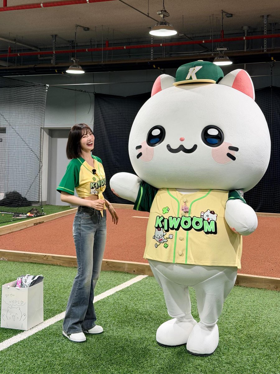 DC_JOY_'s tweet image. 내 공주 조이가 왜이리 상큼하고 귀여어..🐥🍀
아픈데도 시구 잘했구, 인스타로 필카 폰카 기사사진까지 꽉꽉 채워 올려주는 효녀공주 아랑해요🫳💚

#키움히어로즈 #조이 #JOY