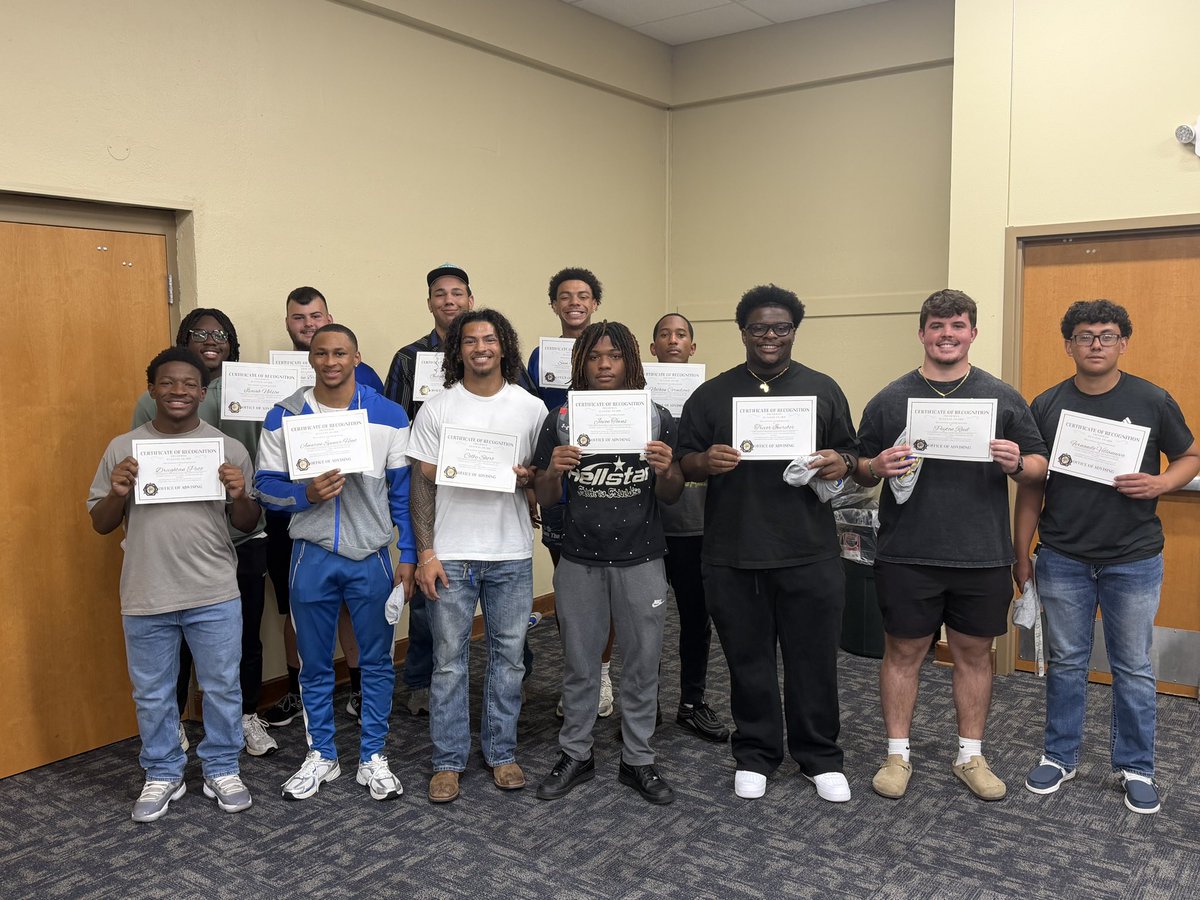 SoutheasternFB's tweet image. “14 freshmen. 3.25+ GPA. 📚
That’s not easy your first year—but they did it. Proud of these young men for handling business in the classroom AND on the field. #SavagE⚡️