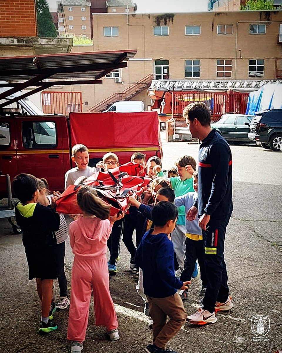 bomberosgu's tweet photo. 👩‍🚒 #VISITASCOLES 👧

Llega el final de la semana y por fin, otro cole viene a vernos al parque, hoy han sido los alumnos y los profesores de Primero de Primaria del CEIP Las Lomas 🎉😊

#BomberosGU #SeguridadGU #Bomberos #ceiplaslomas https://t.co/wuEA3bM3O2