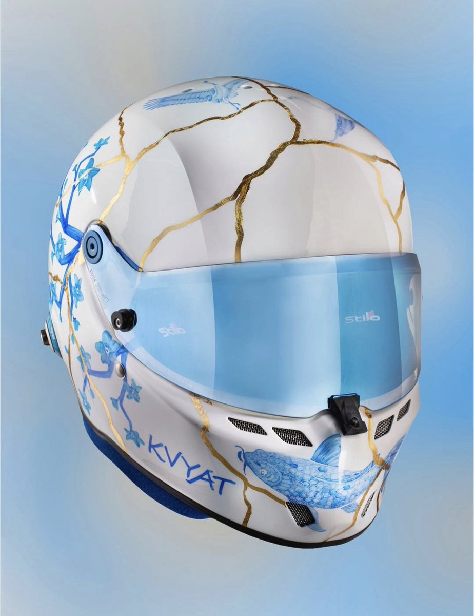 PauV_F1's tweet photo. 七転び八起き 
"Caer siete veces, levantarse ocho" 🔥

Hermoso diseño del casco de Daniil Kvyat para su campaña 2026 Super GT 300 con Lamborghini 

Me encanta la filosofía oriental 🩵 https://t.co/QeRsuAsUI3