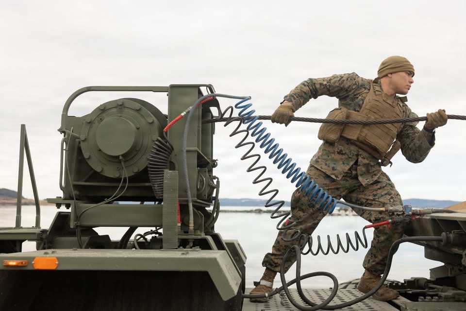 USMCFEA's tweet image. Prepositioned. Ready to Move.

U.S. Marines with 2nd Distribution Support Battalion conduct a tactical convoy near Verdalsøra, Norway, during Exercise Cold Response 26.

#ColdResponse; #StrongerTogether;
#NATO; #OTAN; #ShouldertoShoulder;
#ArcticSentry