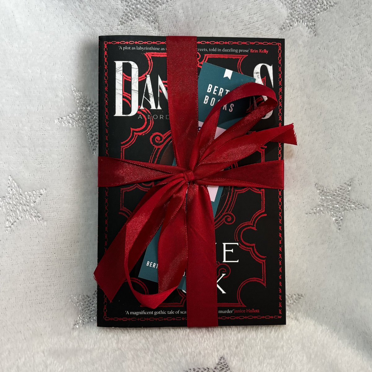 JenMedBkReviews's tweet image. Happy days. My paperback copy of Dangerous by @essiefox arrives from @bertsbooks . Looks fabulous with its hardback brother don’t you think?

@OrendaBooks #teamorenda #bookpost #dangerous