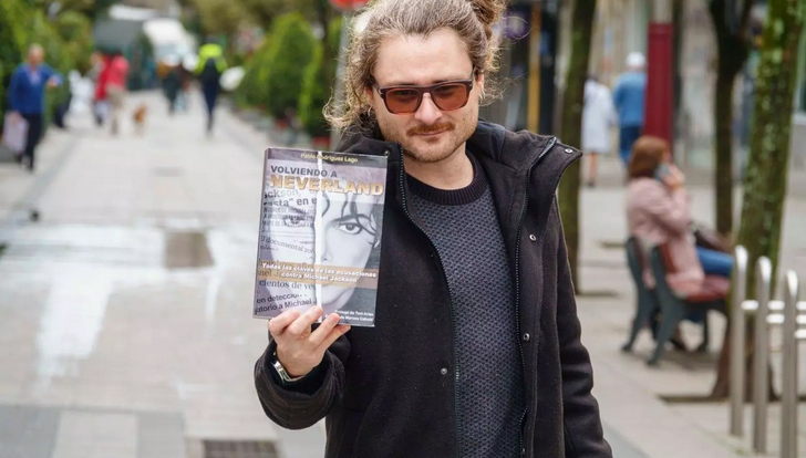 El vigués biógrafo de Michael Jackson, en Berlín en la premiere del biopic del "Rey del Pop".

Pablo Rodríguez fue invitado por Universal por ser autor de “Volviendo a Neverland”, una detallada biografía sobre el músico:  atlantico.net/vigo/vigues-bi…