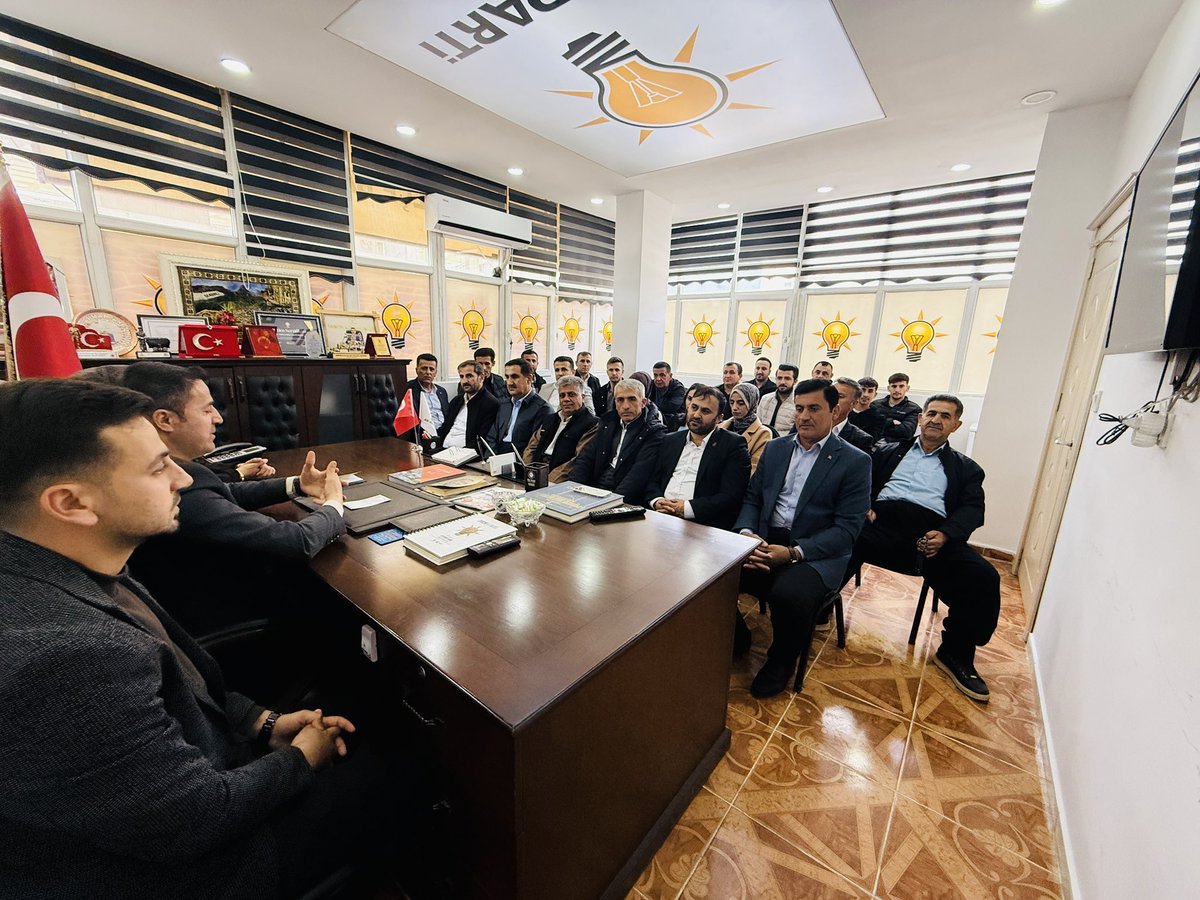 İlçe Başkanımızın riyasetinde, dava ve yol arkadaşlarımızın katılımıyla Nisan Ayı İlçe Danışma Meclisi Toplantımızı gerçekleştirdik. 

Toplantımızda geçmiş faaliyetlerimizi değerlendirip, geleceğe dair hedeflerimizi istişare ettik. 

Birliğimizden aldığımız güçle milletimize