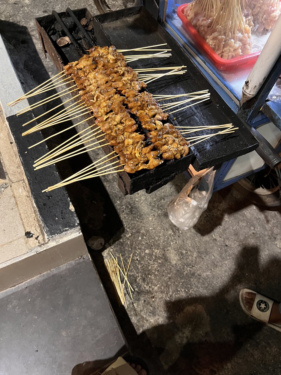 malem malem laper mah emang enaknya menyantap sate eheeyyyy