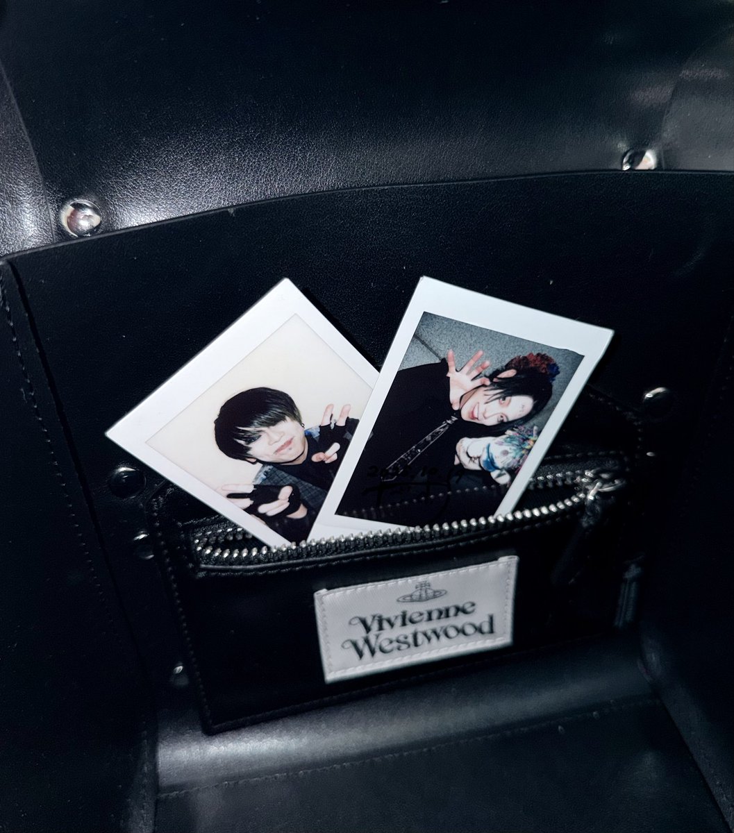 So customer focused of Vivienne Westwood to make a little pocket for chekis specifically😔🙏