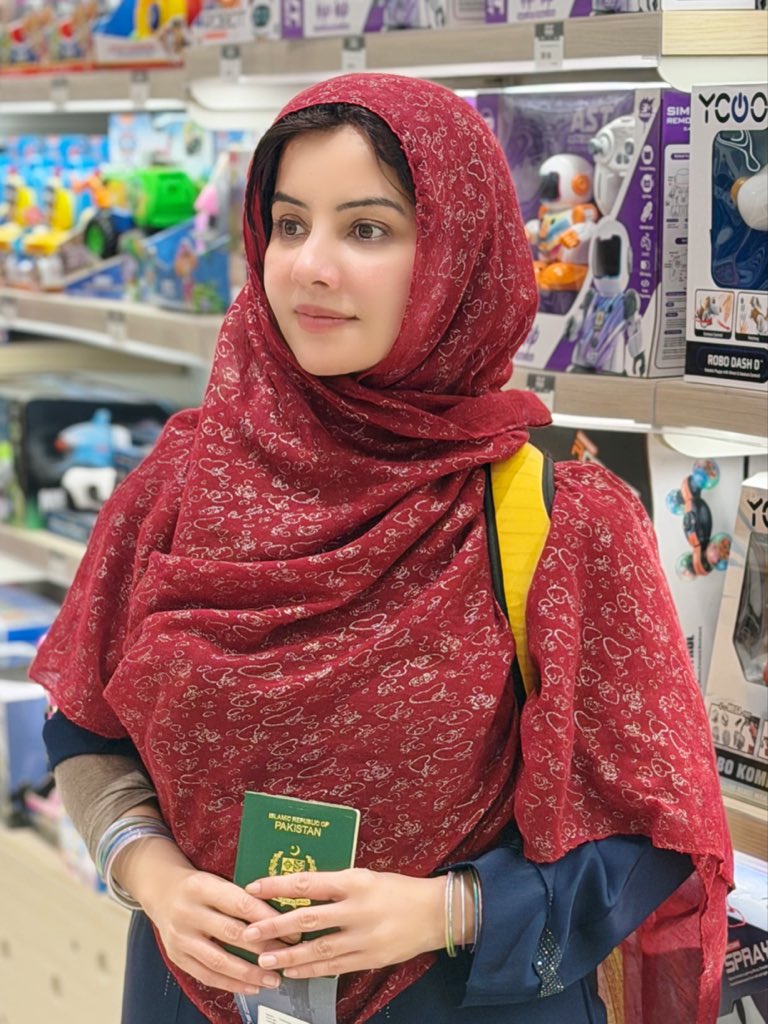 Rabipirzada's tweet image. میرے سارے رشتےدار—چچا، پھوپو، حتیٰ کہ میرے سگے بہن بھائیوں کے پاس بھی بیرونِ ملک کے پاسپورٹس ہیں، لیکن میں اپنے پاکستانی پاسپورٹ پر بہت فخر کرتی ہوں۔ پاکستان زندہ باد 
#PakistaniPassport #ProudPakistani #LovePakistan #MyCountryMyPride #PakistanZindabad #GreenPassport