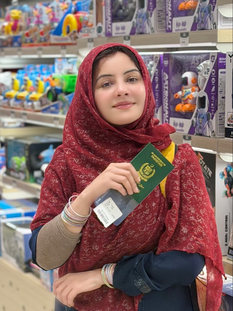 Rabipirzada's tweet image. میرے سارے رشتےدار—چچا، پھوپو، حتیٰ کہ میرے سگے بہن بھائیوں کے پاس بھی بیرونِ ملک کے پاسپورٹس ہیں، لیکن میں اپنے پاکستانی پاسپورٹ پر بہت فخر کرتی ہوں۔ پاکستان زندہ باد 
#PakistaniPassport #ProudPakistani #LovePakistan #MyCountryMyPride #PakistanZindabad #GreenPassport