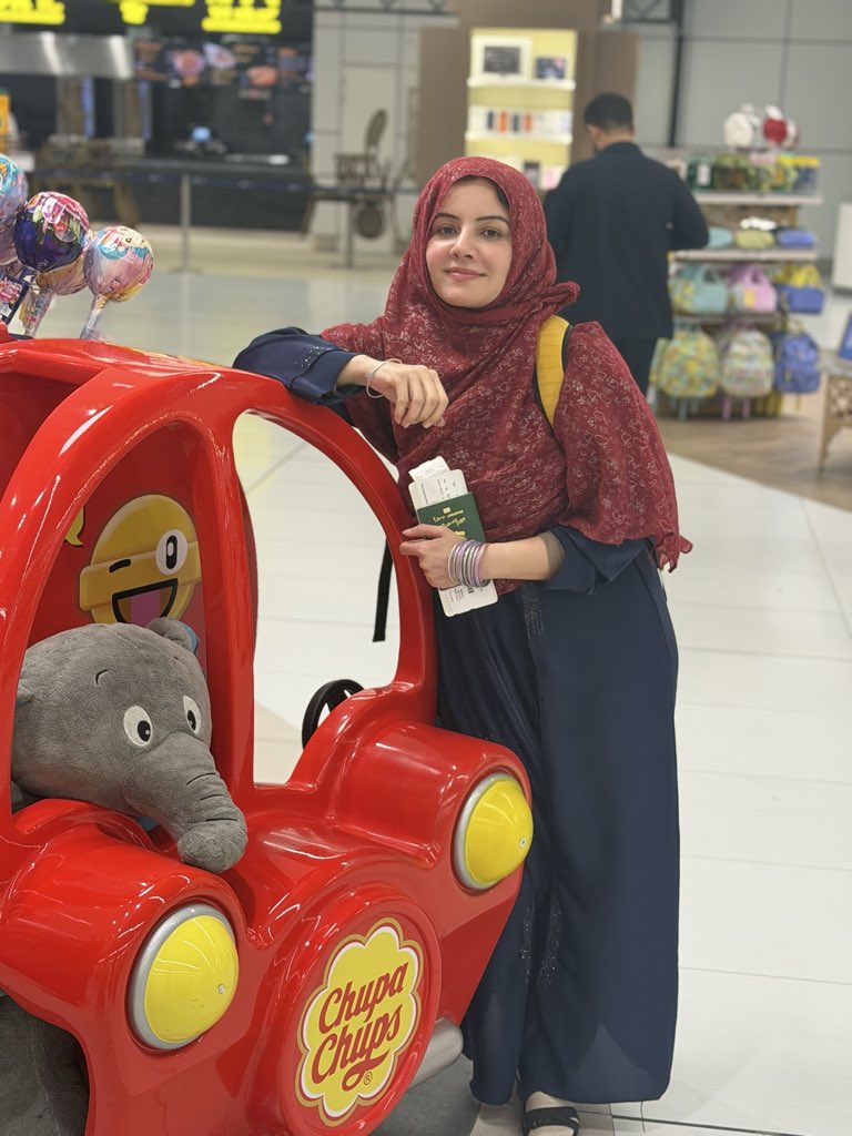 Rabipirzada's tweet image. میرے سارے رشتےدار—چچا، پھوپو، حتیٰ کہ میرے سگے بہن بھائیوں کے پاس بھی بیرونِ ملک کے پاسپورٹس ہیں، لیکن میں اپنے پاکستانی پاسپورٹ پر بہت فخر کرتی ہوں۔ پاکستان زندہ باد 
#PakistaniPassport #ProudPakistani #LovePakistan #MyCountryMyPride #PakistanZindabad #GreenPassport