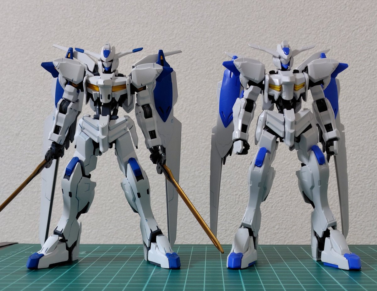 #3Dプリンターに一切頼らず完成した作品
バエル
左が私の完成品、右が素組。
体型は別物になってるでしょう？
プリンタ出力品は一切使ってませんぜ